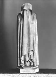 1438年（大理石）の前にジャンドゥベリー（1340〜1416年）の墓から、ベールに包まれた顔をベールに包まれた手に隠した 作： Jean de Cambrai